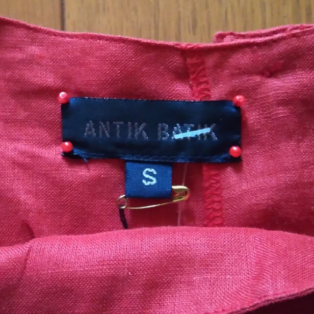 Antik batik(アンティックバティック)の未使用　アンティックバティック　ブラウス　赤 レディースのトップス(シャツ/ブラウス(半袖/袖なし))の商品写真