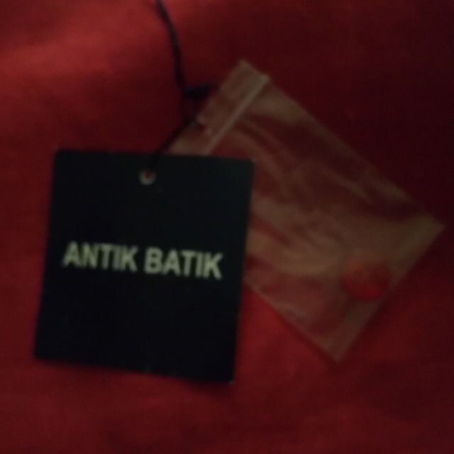 Antik batik(アンティックバティック)の未使用　アンティックバティック　ブラウス　赤 レディースのトップス(シャツ/ブラウス(半袖/袖なし))の商品写真