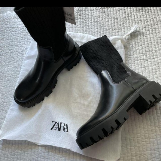 ZARA(ザラ)の新品タグ付きZARA ソックス付きトラックソールアンクルブーツsale中 レディースの靴/シューズ(ブーツ)の商品写真