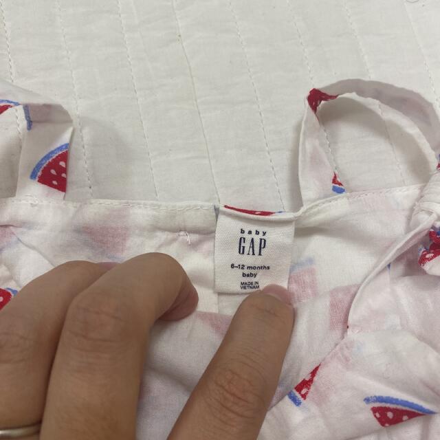 babyGAP(ベビーギャップ)の【美品】babygap スイカ柄 ワンピース 6-12m キッズ/ベビー/マタニティのベビー服(~85cm)(ワンピース)の商品写真