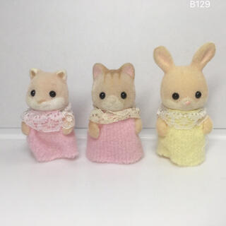 エポック(EPOCH)のB129 赤ちゃんセット　ピンクキツネ　ウサギ　シマネコ　シルバニアファミリー(ぬいぐるみ/人形)