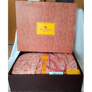 エトロ(ETRO)の【新品】ETRO 羽毛 肌掛け ふとん 西川産業 エトロ ピンク ペイズリー柄(布団)