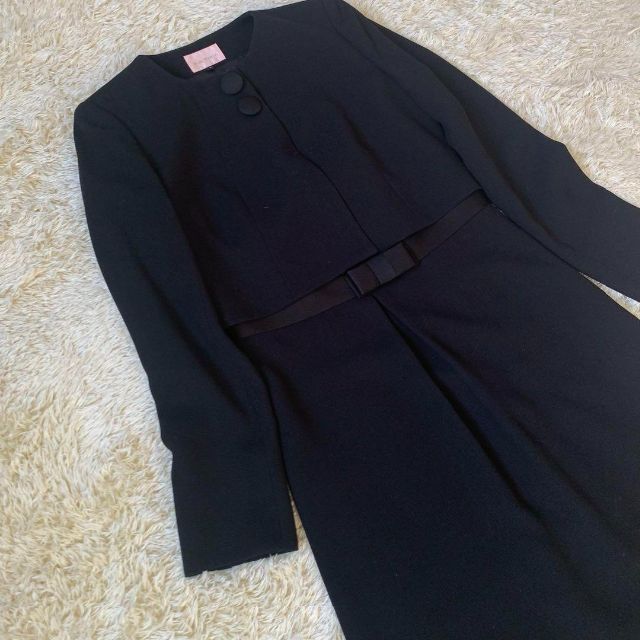 おまけ付き 東京ソワール SOIR PERLEノーカラーのリボン付アンサンブル