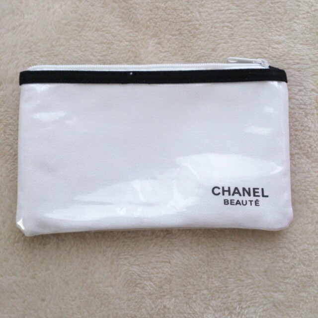 CHANEL(シャネル)のCHANEL 値下げ 新品ﾉﾍﾞﾎﾟｰﾁ レディースのファッション小物(ポーチ)の商品写真