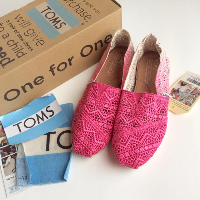 TOMS(トムズ)の新品 TOMS シーズナルクラシックス スリッポンシューズ ピンク 24.5cm レディースの靴/シューズ(スリッポン/モカシン)の商品写真