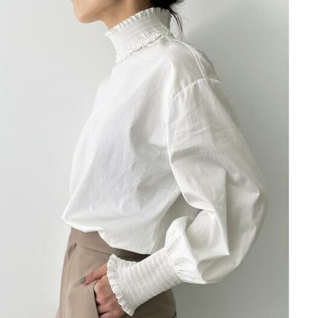 L'Appartement DEUXIEME CLASSE(アパルトモンドゥーズィエムクラス)のL'AppartementLISIERE Brilliant Blouse レディースのトップス(シャツ/ブラウス(長袖/七分))の商品写真