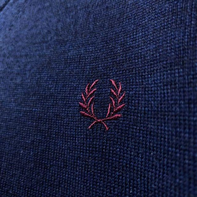 FRED PERRY(フレッドペリー)のFREDPERRY フレッドペリー メリノウール ニット ネイビー 刺繍ロゴ メンズのトップス(ニット/セーター)の商品写真