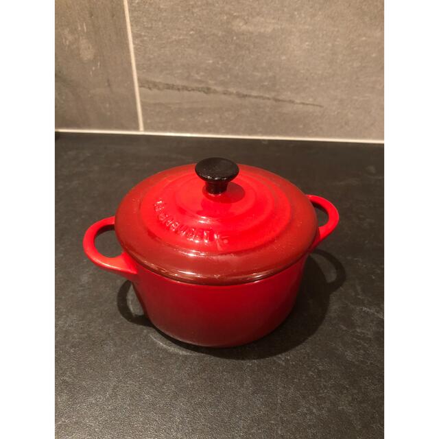 LE CREUSET(ルクルーゼ)のルクルーゼ　ミニココット　赤 インテリア/住まい/日用品のキッチン/食器(容器)の商品写真