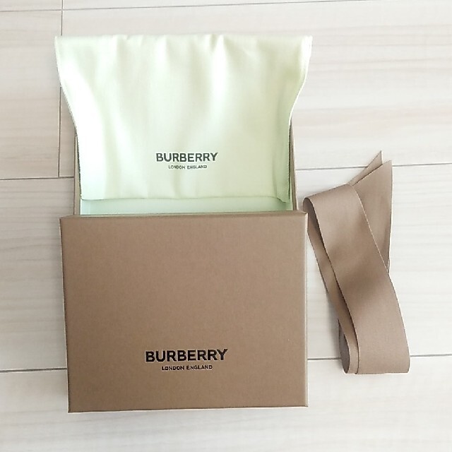 BURBERRY(バーバリー)の【BURBERRY】化粧箱 レディースのバッグ(ショップ袋)の商品写真