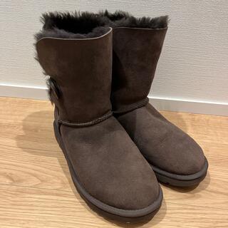 アグ(UGG)のUGG ムートンブーツ　ベイリーボタン　チョコレート　W6 23.0〜23.5(ブーツ)