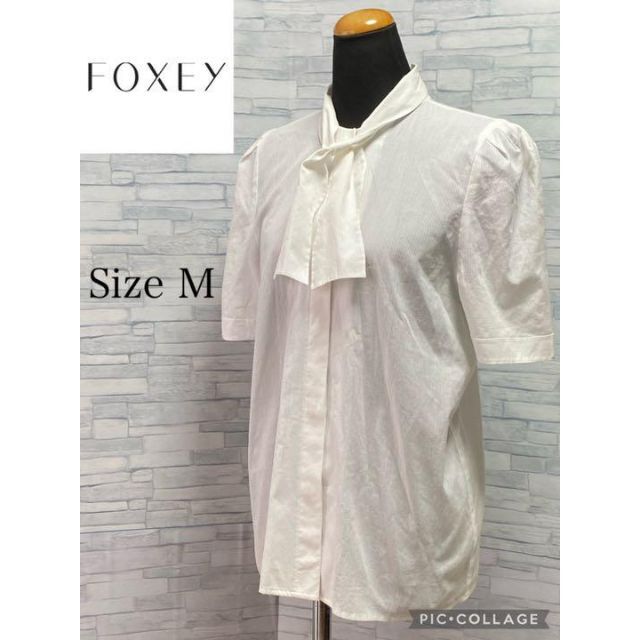 FOXEY(フォクシー)の美品　FOXEY BOUTIQUE 白ボウタイブラウス　サイズM 綿100% レディースのトップス(シャツ/ブラウス(長袖/七分))の商品写真