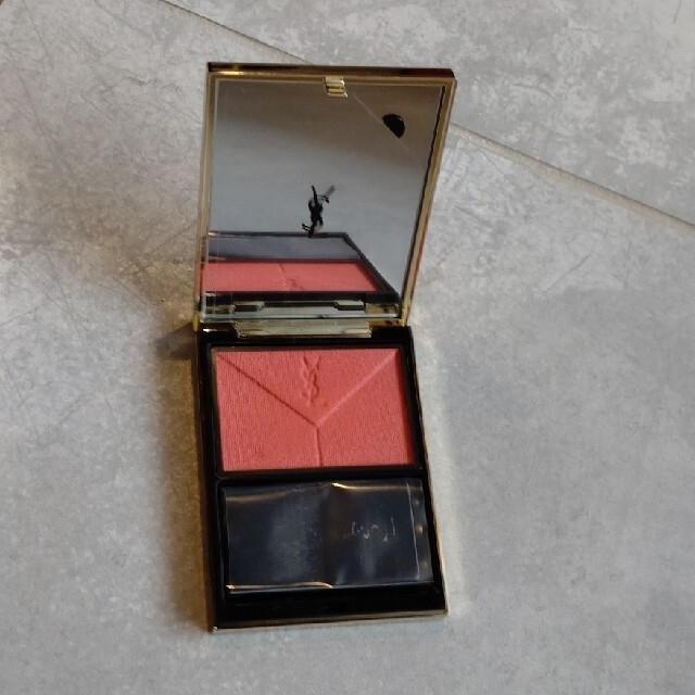 Yves Saint Laurent Beaute(イヴサンローランボーテ)のイヴ・サンローラン ブラッシュクチュール1 コスメ/美容のベースメイク/化粧品(チーク)の商品写真