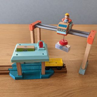 フィッシャープライス(Fisher-Price)の木製トーマス クレーンセット(電車のおもちゃ/車)