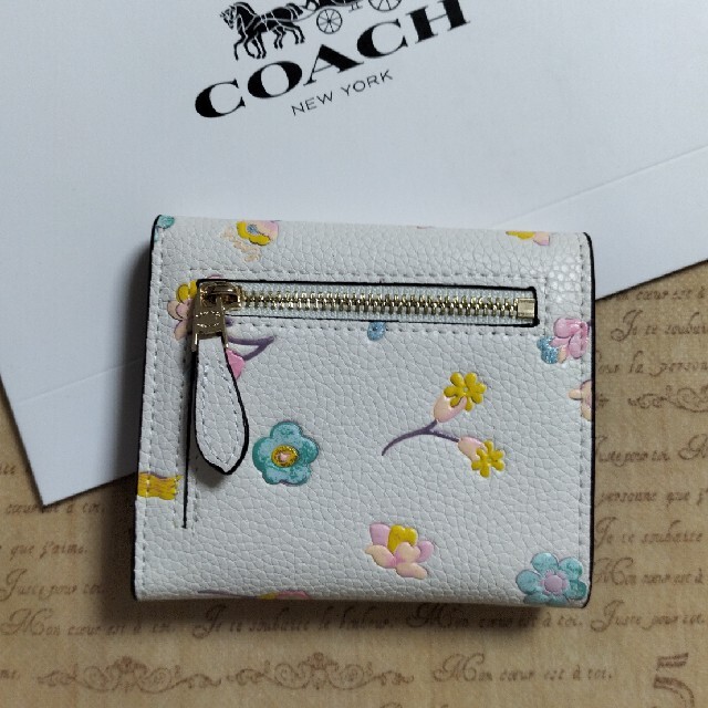 COACH(コーチ)の【新作】　かわいい　コーチ　折財布 レディースのファッション小物(財布)の商品写真