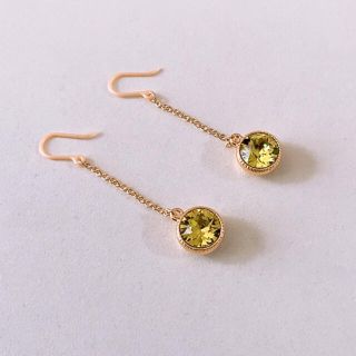 スワロフスキー(SWAROVSKI)の新品スワロフスキー樹脂フックピアスシトラスグリーン揺れるピアス(ピアス)