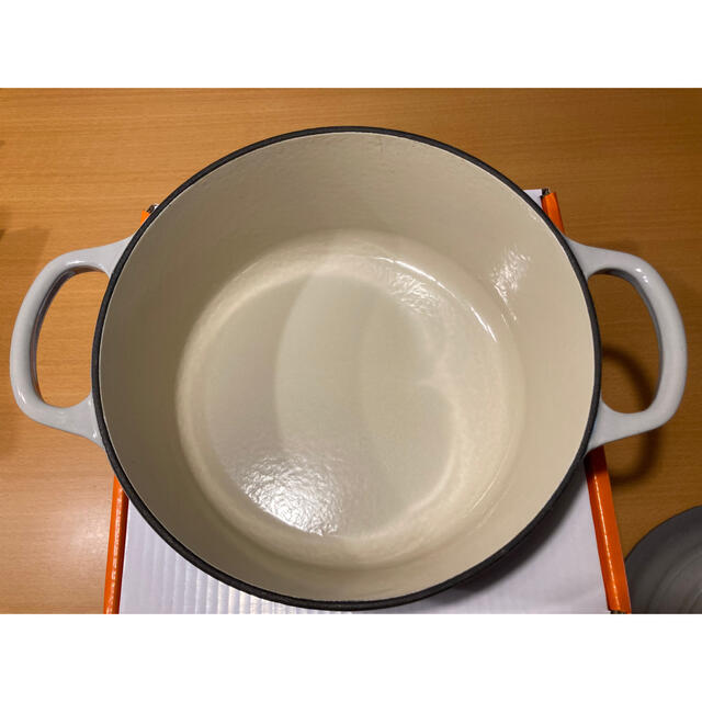 LE CREUSET(ルクルーゼ)のル・クレーゼ 両手鍋 SIGNATURE ココットロンド 24cm インテリア/住まい/日用品のキッチン/食器(鍋/フライパン)の商品写真