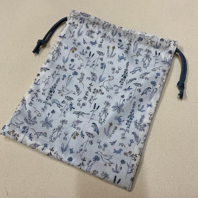 リバティ　ハンドメイド巾着袋　Sサイズ　セオ　ブルー系 ハンドメイドのキッズ/ベビー(外出用品)の商品写真