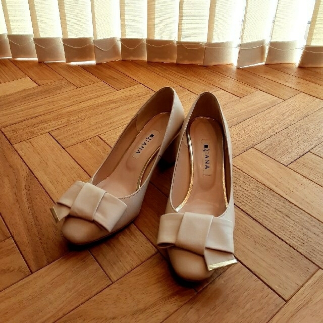 DIANA(ダイアナ)のDIANA　ダイアナ　リボンパンプス　ベージュ　22.5cm レディースの靴/シューズ(ハイヒール/パンプス)の商品写真