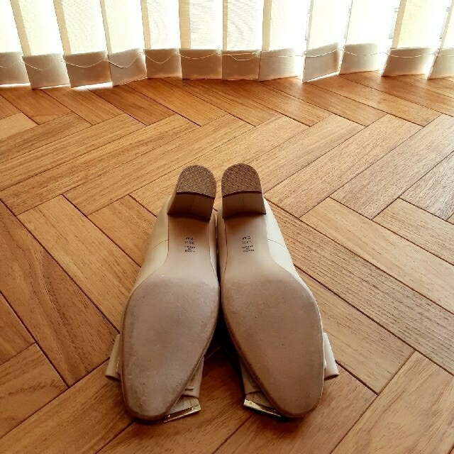 DIANA(ダイアナ)のDIANA　ダイアナ　リボンパンプス　ベージュ　22.5cm レディースの靴/シューズ(ハイヒール/パンプス)の商品写真