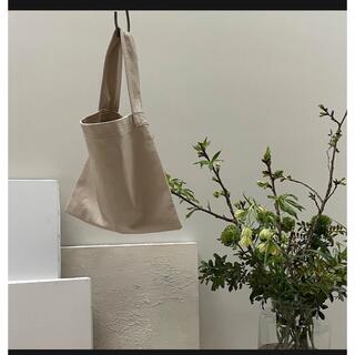 アギュー(ARGUE)のSQUARE DAY BAG/CREAM(ハンドバッグ)