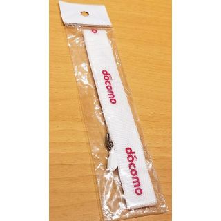 エヌティティドコモ(NTTdocomo)の【新品】NTT docomo　ネックストラップ　ホワイト　非売品　レッド文字(ノベルティグッズ)