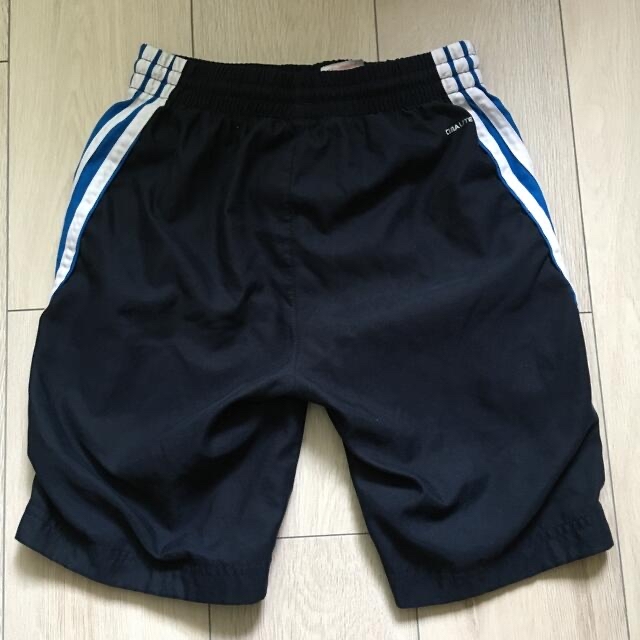 adidas(アディダス)のキッズ　ハーフパンツ キッズ/ベビー/マタニティのキッズ服男の子用(90cm~)(パンツ/スパッツ)の商品写真