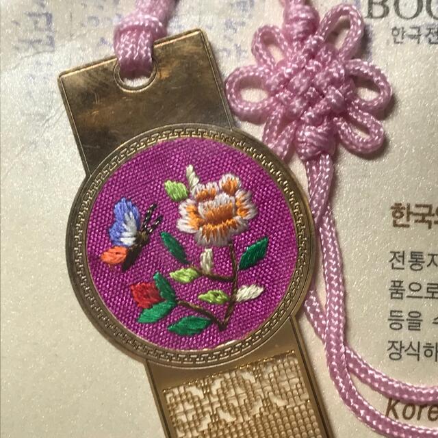 【新品未使用】【相互匿名発送】本のしおり　韓国の刺繍 ハンドメイドの文具/ステーショナリー(しおり/ステッカー)の商品写真