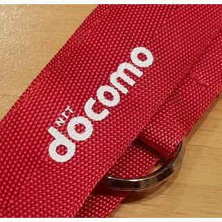 エヌティティドコモ(NTTdocomo)の【新品】NTT docomo　ネックストラップ　レッド　非売品　ホワイト文字(ノベルティグッズ)