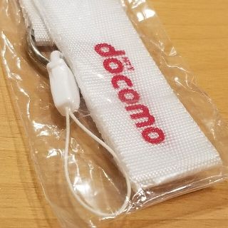 エヌティティドコモ(NTTdocomo)の【新品】NTT docomo　ネックストラップ　ホワイト　非売品　レッド文字印字(ノベルティグッズ)