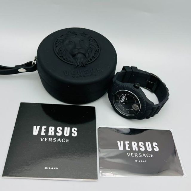 VERSACE(ヴェルサーチ)のブラック★ケース付属【新品】ヴェルサス/ヴェルサーチ クォーツ 腕時計  メンズ メンズの時計(腕時計(アナログ))の商品写真