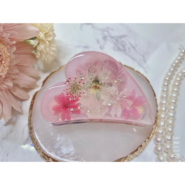 ピンクのお花いっぱいの♡型バンスクリップ ハンドメイドのアクセサリー(ヘアアクセサリー)の商品写真