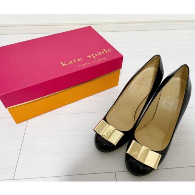 kate spade new york(ケイトスペードニューヨーク)の美品　kate spade KAROLINA BOW パテントブラック レディースの靴/シューズ(ハイヒール/パンプス)の商品写真