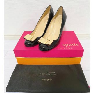 ケイトスペードニューヨーク(kate spade new york)の美品　kate spade KAROLINA BOW パテントブラック(ハイヒール/パンプス)