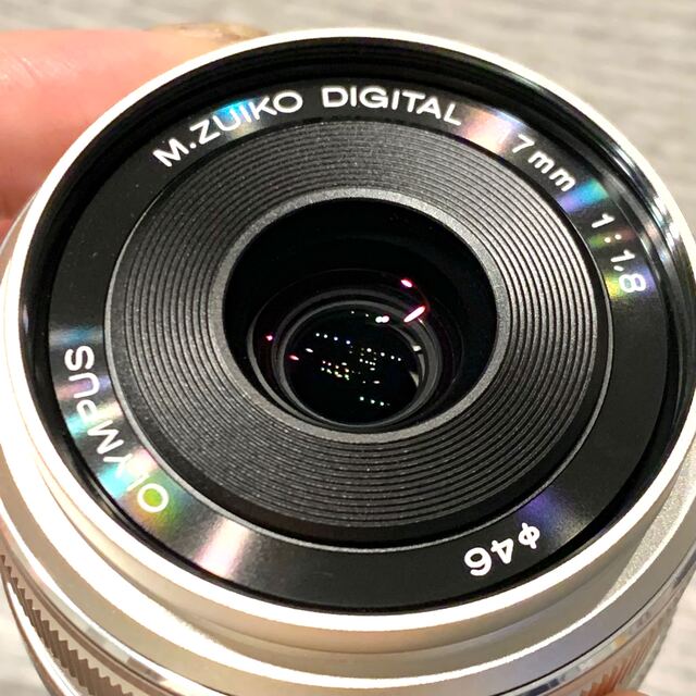 OLYMPUS(オリンパス)のオリンパス M.ZUIKO DIGITAL 17mm F1.8 シルバー 箱あり スマホ/家電/カメラのカメラ(レンズ(単焦点))の商品写真