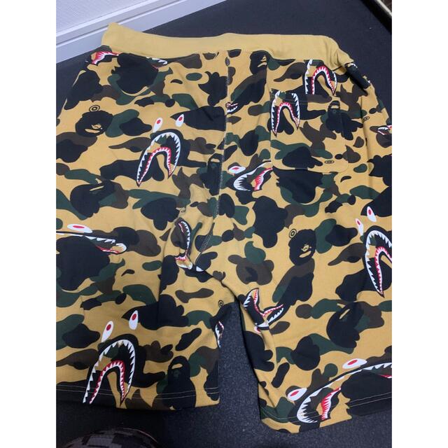 A BATHING APE(アベイシングエイプ)の激レア2XL！ BAPEファーストカモシャークフェイススウェットショーツ黄色 メンズのパンツ(ショートパンツ)の商品写真