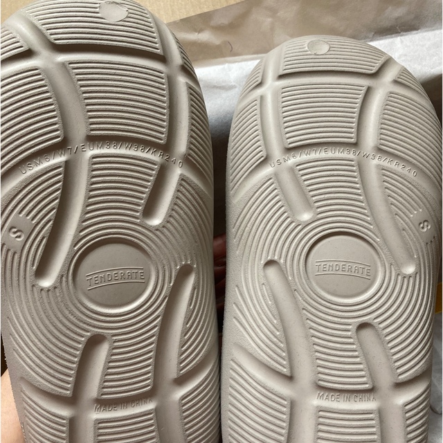 【新品】TAW&TOWサンダル　Warm Grey レディースの靴/シューズ(サンダル)の商品写真