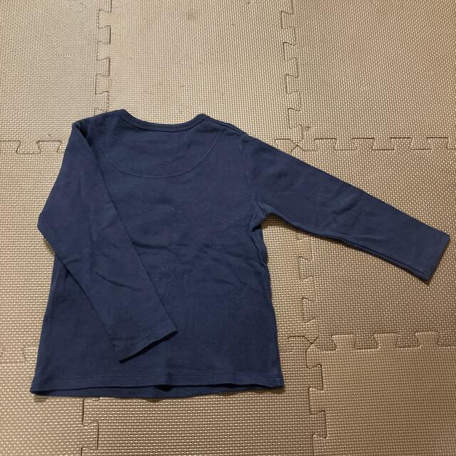 UNIQLO(ユニクロ)の２点セット　100  長袖シャツ　パンツ キッズ/ベビー/マタニティのキッズ服男の子用(90cm~)(Tシャツ/カットソー)の商品写真