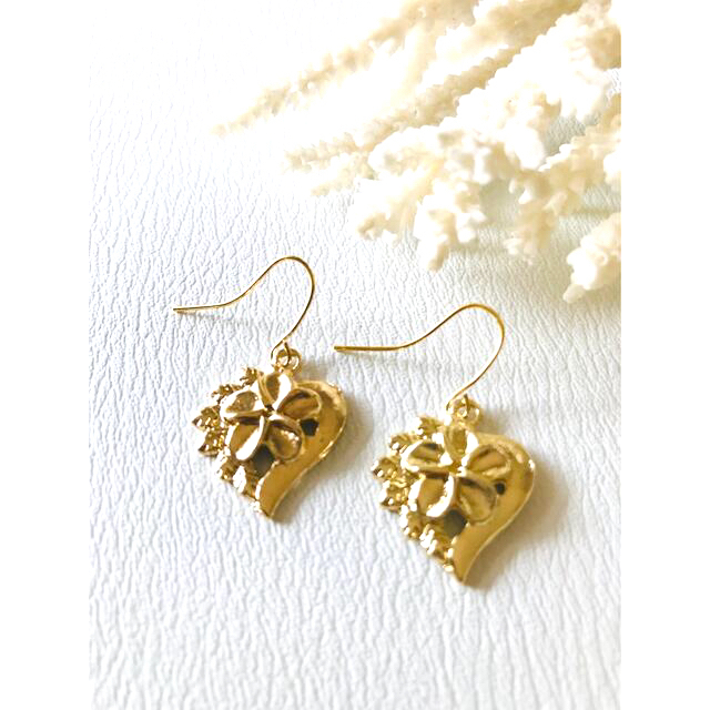 ZARA(ザラ)のプルメリアチャームピアス♡アレルギー対応ステンレスピアス♡イヤリング交換無料 ハンドメイドのアクセサリー(ピアス)の商品写真