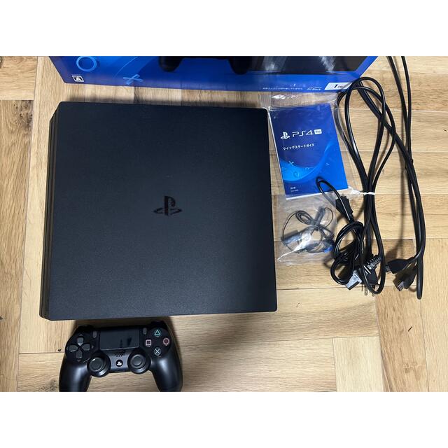 PlayStation4(プレイステーション4)のPlayStation4 本体 1TB ブラック エンタメ/ホビーのゲームソフト/ゲーム機本体(家庭用ゲーム機本体)の商品写真