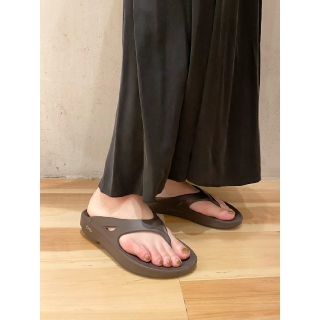 新品 【OOFOS】Original ウーフォス サンダル ブラウン 25 モカ