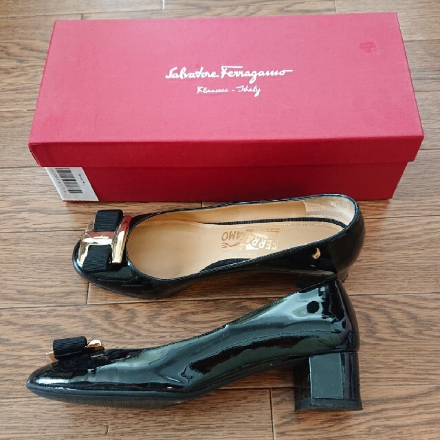 Salvatore Ferragamo(サルヴァトーレフェラガモ)のサルヴァトーレ フェラガモ NINNA F40 7 M エナメル パンプス レディースの靴/シューズ(ハイヒール/パンプス)の商品写真