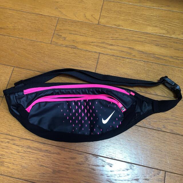 NIKE(ナイキ)のNIKE ランニングポーチ ウエストポーチ  軽量 ブラック ピンク レディースのバッグ(ボディバッグ/ウエストポーチ)の商品写真