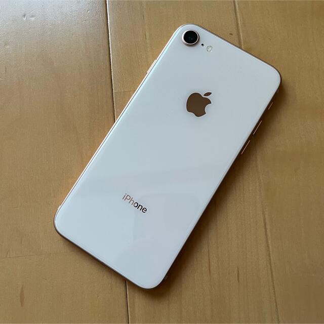 iPhone(アイフォーン)のiPhone8 Gold 64 GB docomo スマホ/家電/カメラのスマートフォン/携帯電話(スマートフォン本体)の商品写真
