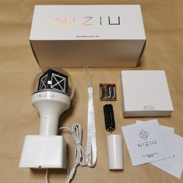 NiziU ペンライト エンタメ/ホビーのタレントグッズ(アイドルグッズ)の商品写真