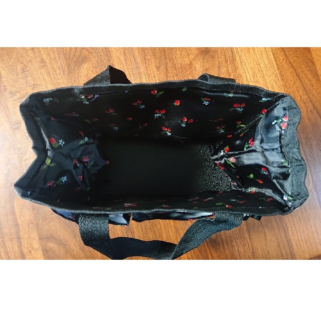 LeSportsac(レスポートサック)のいちご柄 トートバッグ巾着 レディースのバッグ(トートバッグ)の商品写真