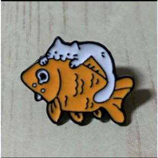 お魚にかぶりつく白猫　ピンバッジ　ピンブローチ(ブローチ/コサージュ)