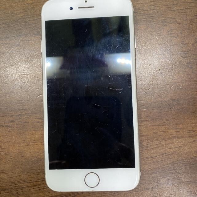 Apple(アップル)のiPhone7  本体　silver 128 GB  スマホ/家電/カメラのスマートフォン/携帯電話(スマートフォン本体)の商品写真