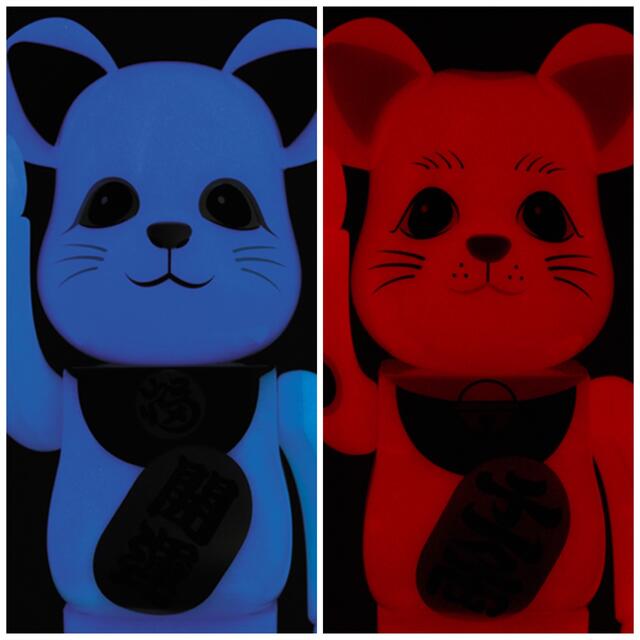 MEDICOM TOY(メディコムトイ)のBE@RBRICK ベアブリック  招き猫 赤蓄光/青蓄光 400％  エンタメ/ホビーのフィギュア(その他)の商品写真