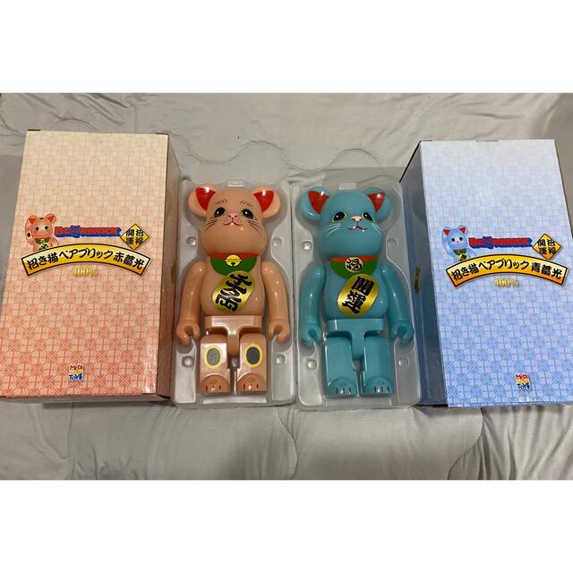 MEDICOM TOY(メディコムトイ)のBE@RBRICK ベアブリック  招き猫 赤蓄光/青蓄光 400％  エンタメ/ホビーのフィギュア(その他)の商品写真