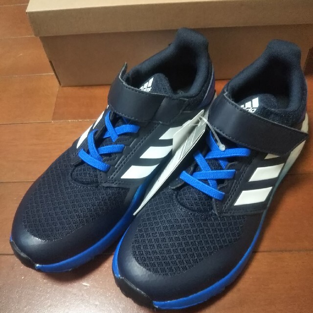 adidas(アディダス)のadidasスニーカー23.5cm キッズ/ベビー/マタニティのキッズ靴/シューズ(15cm~)(スニーカー)の商品写真